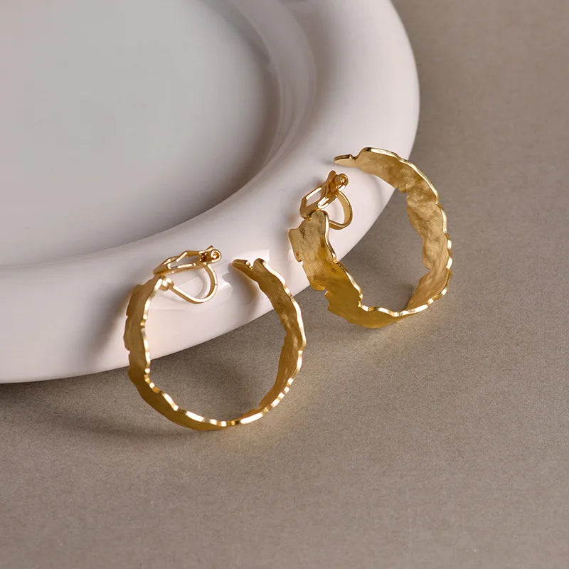 2023 New Vintage Hollow Circle Irregular C-shaped Ear Clip Female Cool Style Earrings Gift Wholesale